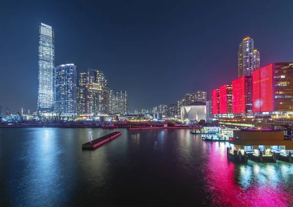 Hong Kong şehir merkezindeki gökyüzü manzarası. 