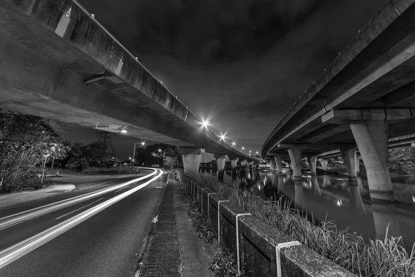 Debajo Una Carretera Elevada Cruzando Río Por Noche — Foto de Stock