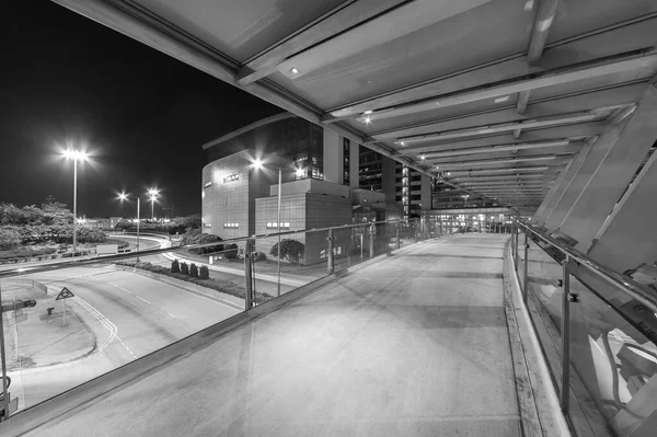 Geceleri Şehir Merkezinde Boş Modern Yaya Geçidi — Stok fotoğraf