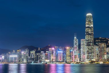 Hong Kong 'un Victoria limanının gece manzarası. 