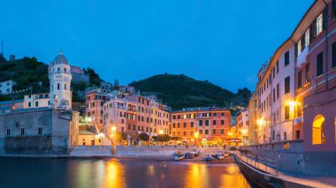 Alacakaranlıkta tatil köyü Vernazza, Cinque Terre, İtalya