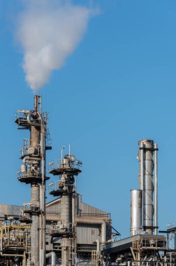 Kimya fabrikasının bacasının yakın görüntüsü.