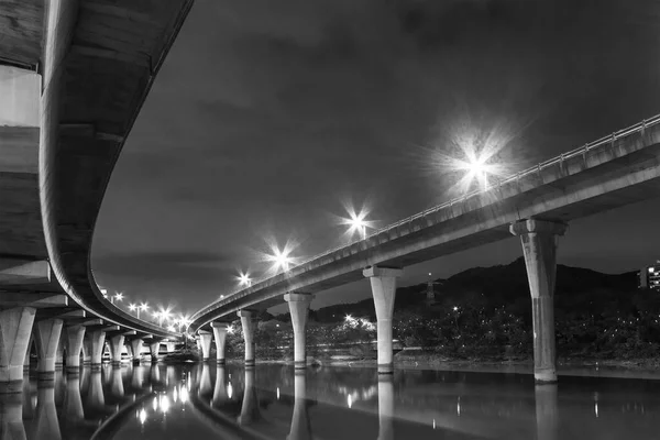 Pod Wzniesieniem Drogi Przez Rzekę Nocy — Zdjęcie stockowe