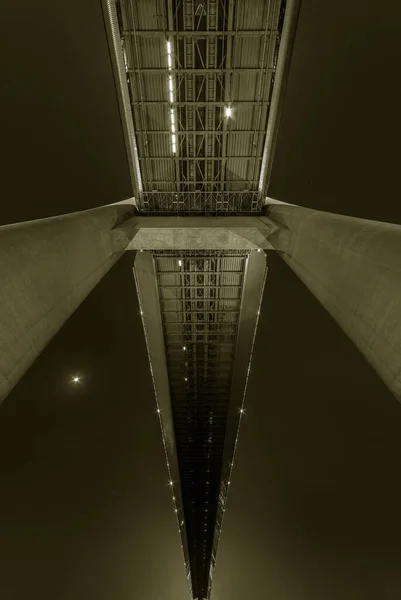 รายละเอ ยดของสะพานท มองจากด านล างพ นหล งนามธรรม — ภาพถ่ายสต็อก