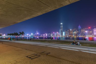 Hong Kong 'un Batı Kowloon kültür bölgesinde gece manzarası.