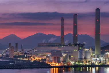 Gün batımında Hong Kong 'da elektrik santrali.