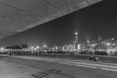 Hong Kong 'un Batı Kowloon kültür bölgesinde gece manzarası.