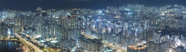 Hong Kong şehrinin hava manzarasının gece manzarası.