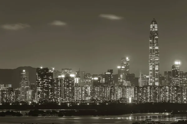 深セン市のスカイラインの夜景 香港国境からの眺め — ストック写真