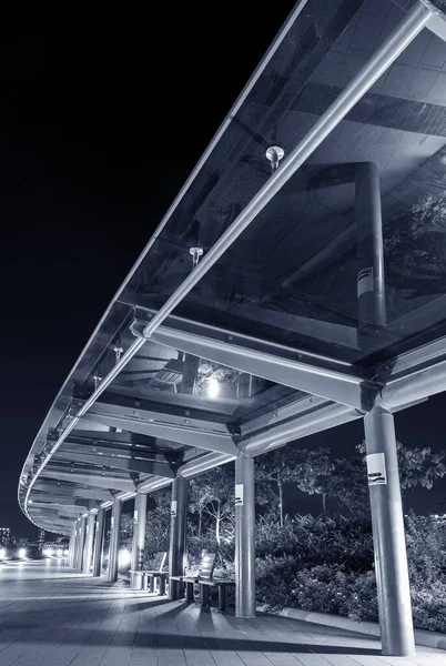 Lege Moderne Voetgangersbrug Park Nachts — Stockfoto
