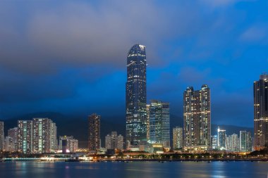 Geceleri Hong Kong şehir merkezinin Skyline 'ı.