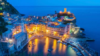 Vernazza 'nın Idyllic manzarası, Cinque Terre, İtalya