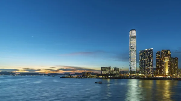 黄昏时分 香港的摩天大楼 天桥及港口 — 图库照片