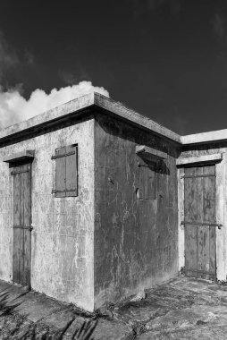 Grunge binasının kilitli kapısı ve penceresi