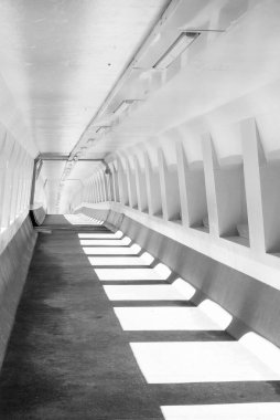 Boş modern yaya geçidinin iç görünümü 