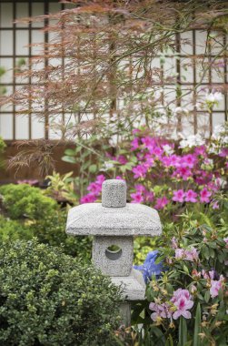 Arka bahçedeki Japon taş feneri. Doğulu arkaplan