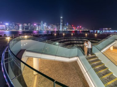 Hong Kong 'un Victoria limanının sahil yolu.