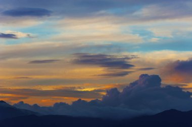 gün batımında dramatik renkli bulut