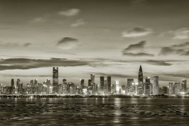 Shenzhen şehrinin ufuk çizgisi, gün batımında Çin. Hong Kong sınırından görüldü.