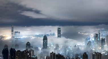 Hong Kong şehrinin sisli gökyüzü manzarası