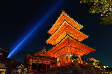 Japonya, Kyoto 'daki Kiyomizu Tapınağı' ndaki yüksek pagoda kulesi. Kiyomizu-dera Unesco Dünya Mirası listesinde