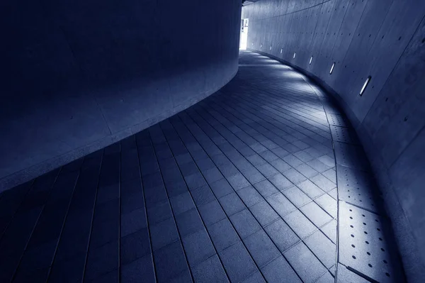 Пустой Современный Пешеходный Проход Темноте — стоковое фото