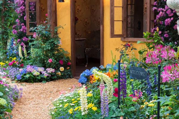 Giardino Paesaggistico Casa Con Giardino Fiorito — Foto Stock
