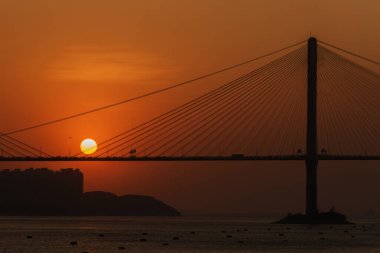 Hong Kong 'da asma köprüde günbatımı