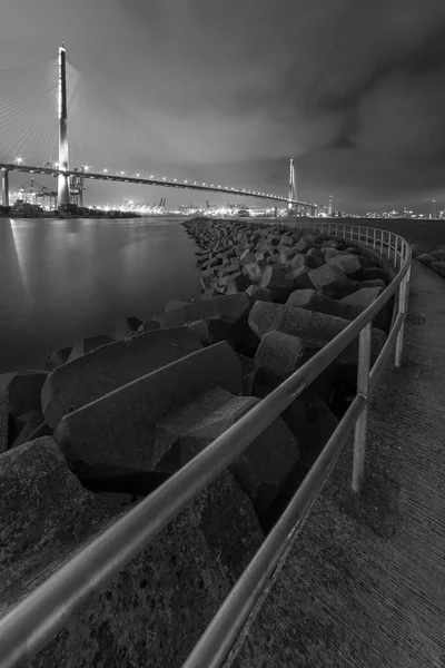 Підвісний Міст Гребля Вночі — стокове фото