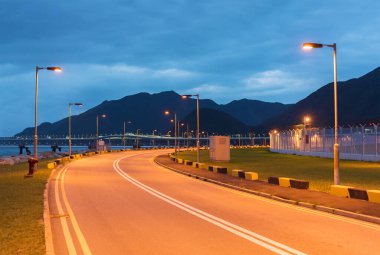 Hong Kong alacakaranlıkta boş asfalt yol