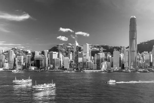 香港城市的天际线及维多利亚港 — 图库照片
