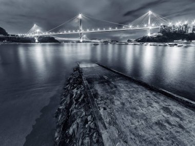Geceleri Jetty ve Hong Kong Köprüsü 'nün Idyllic manzarası