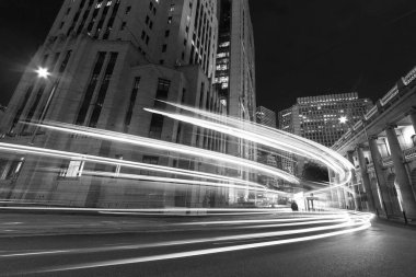 Hong Kong şehir merkezinde gece trafiği