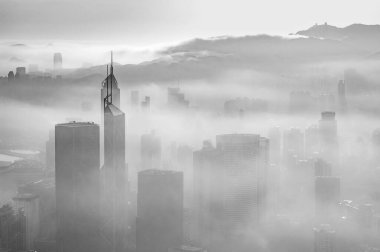 Hong Kong şehrinin şehir merkezindeki gökdelen sisli.