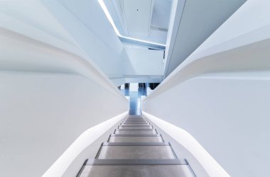 Fütürist mimaride merdiven. Modern bina iç arkaplanı