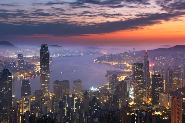 Şafakta Hong Kong 'un Victoria Limanı