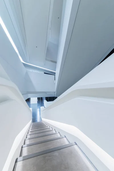 Escadaria Futurista Vazia Edifício Moderno Arquitetura Fundo Abstrato — Fotografia de Stock