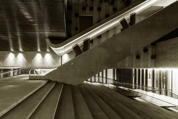 現代建築における階段とエスカレーターのインテリアビュー — ストック写真