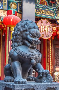 Hong Kong Wong Tai Sin Tapınağı'nda Çin Aslan heykeli, Çin. Çince ifadeler tapınağın adı değil, bir marka adıdır