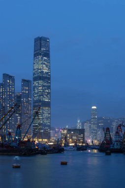 Hong Kong 'da kalabalık, yüksek katlı bir bina.