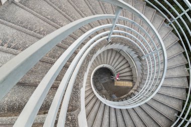 Boş modern spiral merdiven, yukarıdan görülüyor