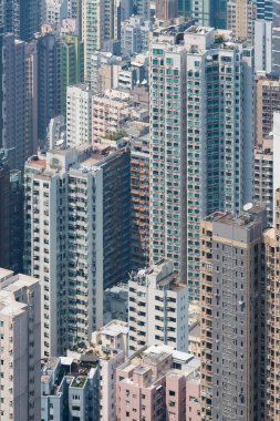 Hong Kong şehrindeki yüksek binaların hava manzarası.