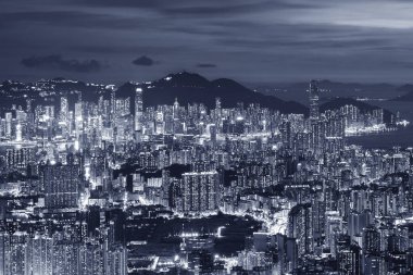 Alacakaranlıkta Hong Kong şehrinin hava manzarası.