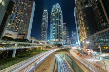 Hong Kong şehir merkezindeki gökdelen ve trafik