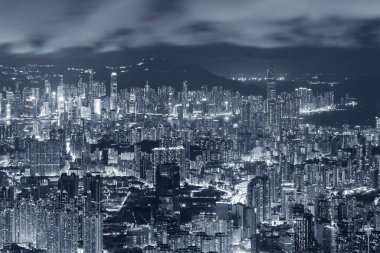 Hong Kong şehrinin hava manzarasının gece manzarası.