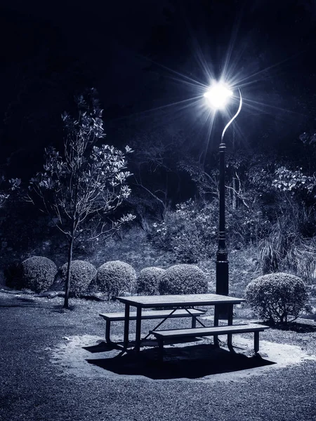 Nachtlandschaft Aus Bank Picknicktisch Und Straßenlaterne Park — Stockfoto