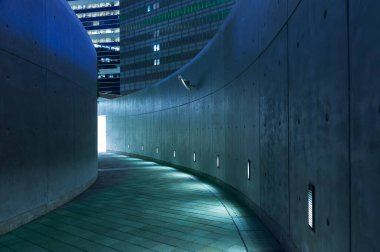 Geceleri boş modern yaya geçidi.