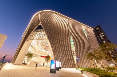 Hong Kong, Çin - 17 Ocak 2019: Xiqu Merkezi, xiqu veya Çin operası için dünya çapında bir sanat merkezi, Batı Kowloon Kültür Bölgesi, Hong Kong 'da görüldü..