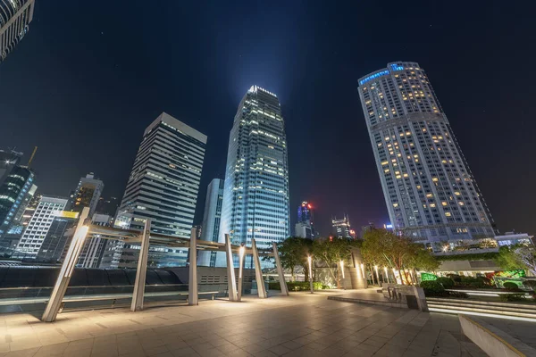 Modern ofis binasının gece manzarası ve Hong Kong şehrinin ufuk çizgisi. 