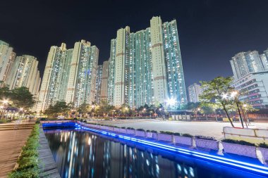 Yüksek doğmak konut yapı ve genel gece Hong Kong şehir parkında